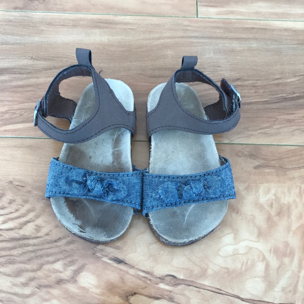 Adorable Carters 6-9mo sandals